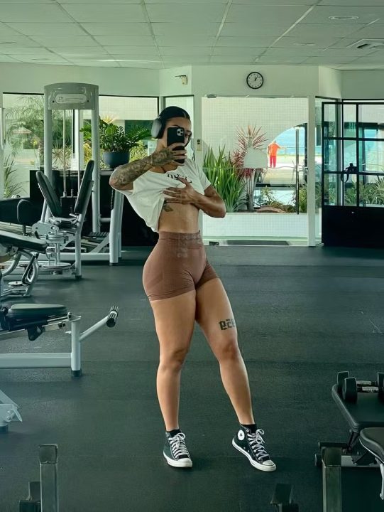 Camilly Victoria exibe shape definido em look fitness e recebe elogios nas redes