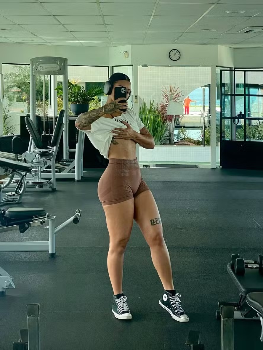 Camilly Victoria exibe shape definido em look fitness e recebe elogios nas redes