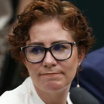 PGR pede prisão preventiva de Carla Zambelli após deputada fugir do Brasil