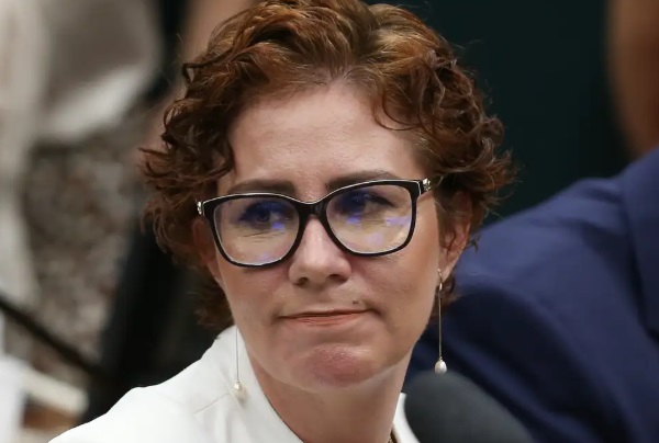 PGR pede prisão preventiva de Carla Zambelli após deputada fugir do Brasil