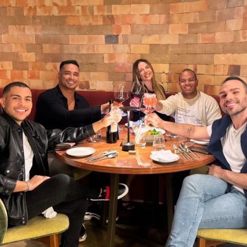 Carla Perez janta com Xanddy e amigos em novo restaurante na Graça