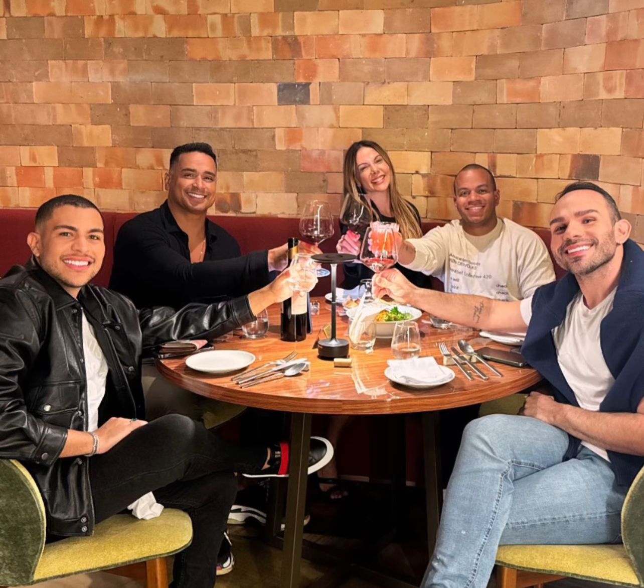 Carla Perez janta com Xanddy e amigos em novo restaurante na Graça