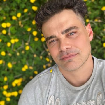 Carmo Dalla Vecchia diz que teve namoradas, mas nunca transou com mulher: ‘Sou totalmente gay’