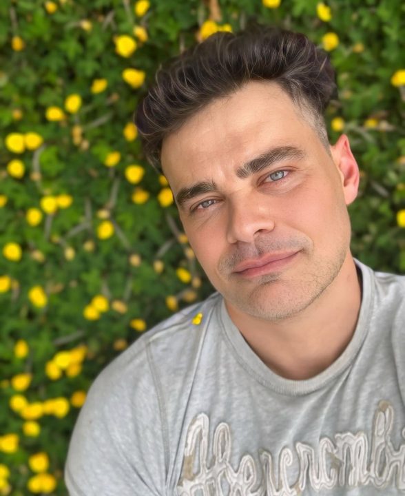 Carmo Dalla Vecchia diz que teve namoradas, mas nunca transou com mulher: ‘Sou totalmente gay’