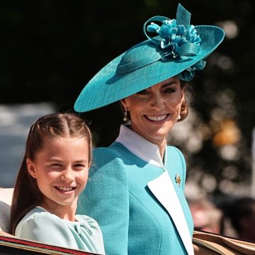 Kate Middleton e Charlotte homenageiam Diana e Elizabeth II em desfile real