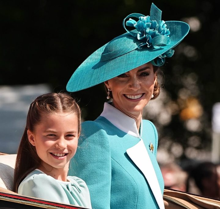 Kate Middleton e Charlotte homenageiam Diana e Elizabeth II em desfile real