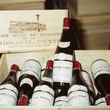 Garrafa de vinho de 40 anos, de coleção particular de bilionário, é leiloada por quase R$ 1 milhão