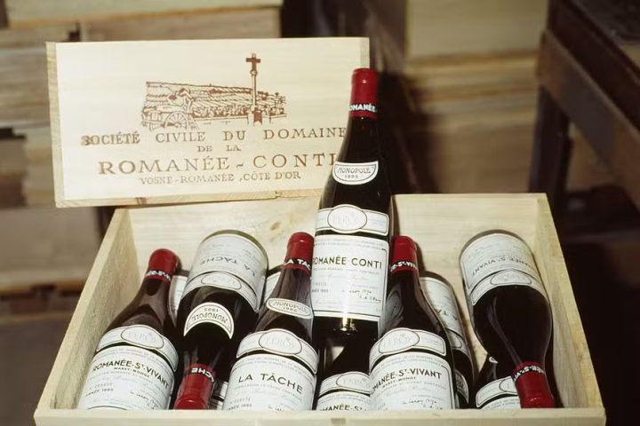 Garrafa de vinho de 40 anos, de coleção particular de bilionário, é leiloada por quase R$ 1 milhão