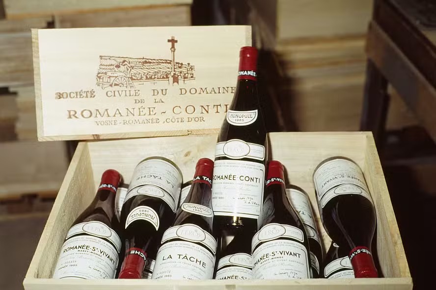 Garrafa de vinho de 40 anos, de coleção particular de bilionário, é leiloada por quase R$ 1 milhão