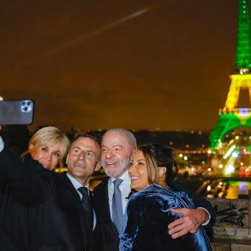 Macron posta selfie com Lula, Janja e Brigitte na Torre Eiffel