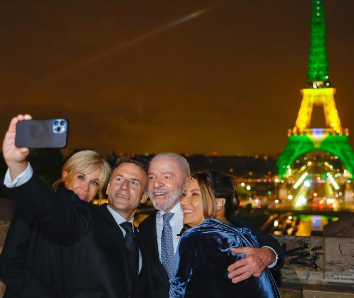 Macron posta selfie com Lula, Janja e Brigitte na Torre Eiffel