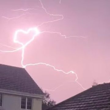 ‘O amor estar no ar’: raio em formato de coração ilumina o céu na Escócia