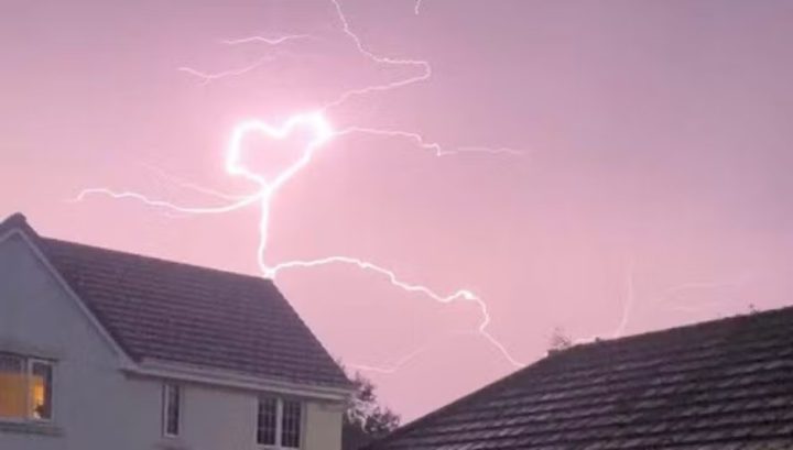 ‘O amor estar no ar’: raio em formato de coração ilumina o céu na Escócia