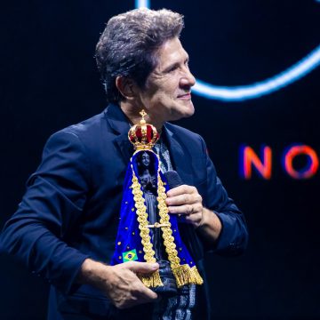 Daniel doa imagem de Nossa Senhora e chapéu para leilão de paróquia durante show na Bahia