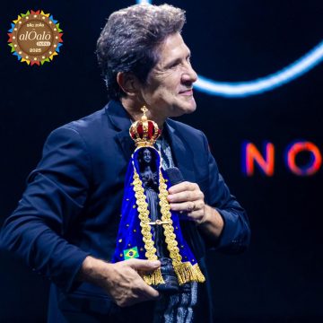 Daniel doa imagem de Nossa Senhora e chapéu para leilão de paróquia durante show no interior da Bahia