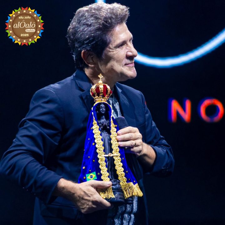 Daniel doa imagem de Nossa Senhora e chapéu para leilão de paróquia durante show no interior da Bahia