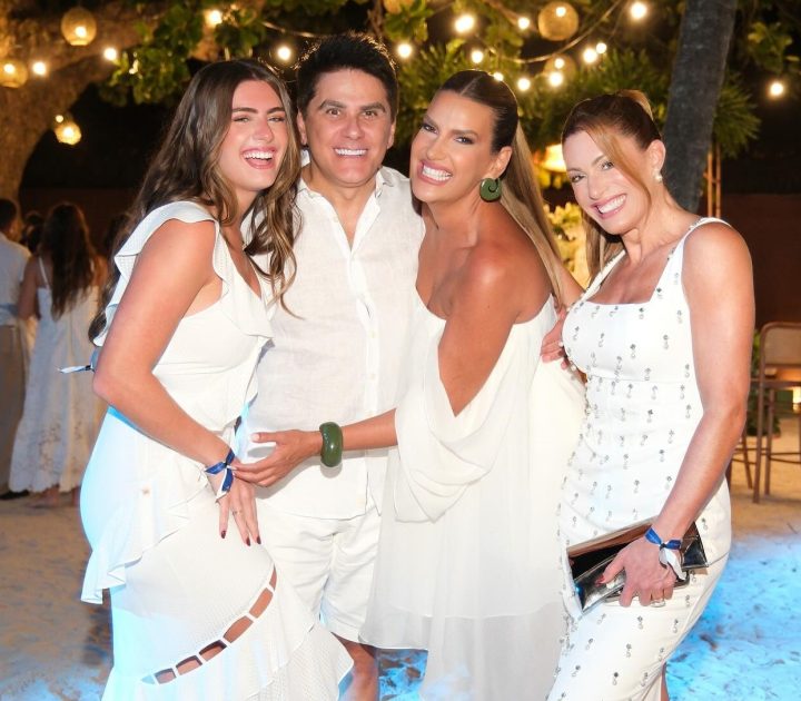 Elaine Mickely celebra encontro com amigos após festão na Bahia: ‘Impecável’