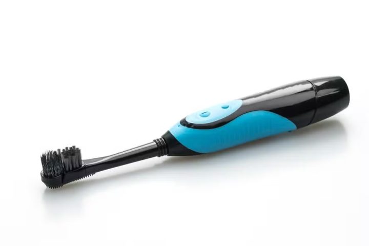 Mulher descobre traição ao analisar dados de escova dental elétrica do marido
