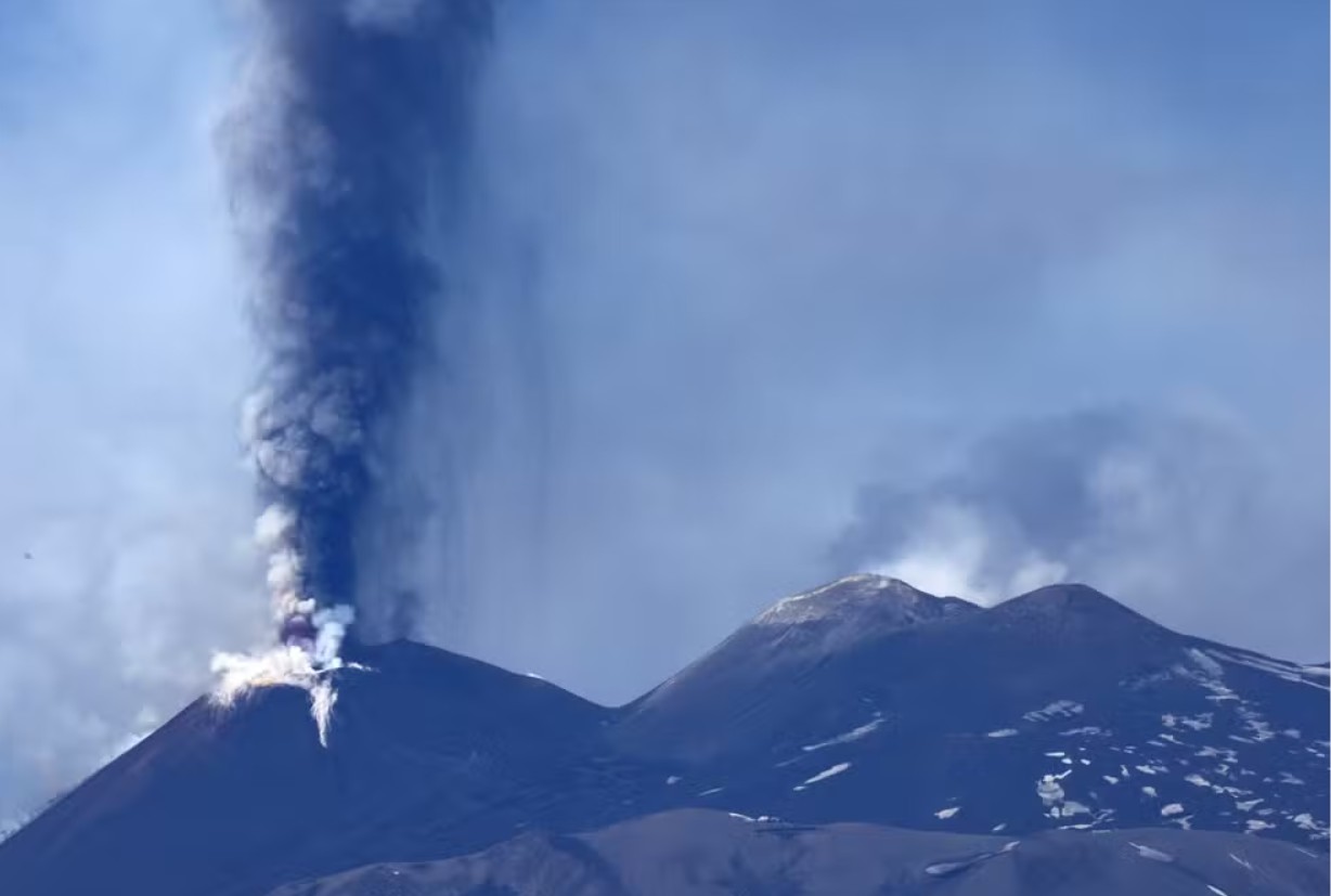 Vulcão Etna entra em erupção e aviação italiana entra em alerta vermelho