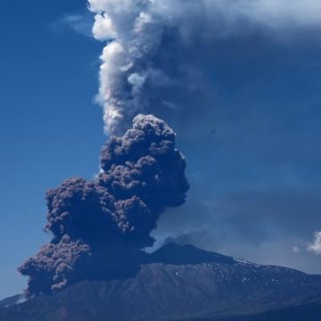 Vulcão Etna entra em erupção e aviação italiana entra em alerta vermelho
