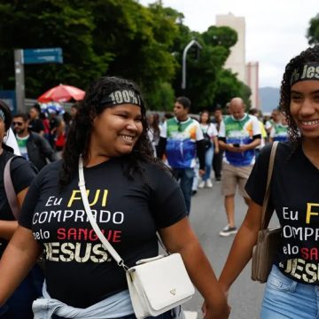 Jovens e mulheres puxam aumento de evangélicos no país; entenda por que