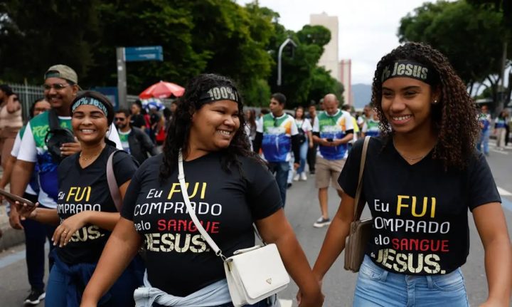 Jovens e mulheres puxam aumento de evangélicos no país; entenda por que