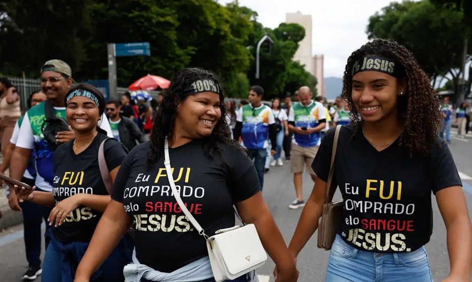 Jovens e mulheres puxam aumento de evangélicos no país; entenda por que