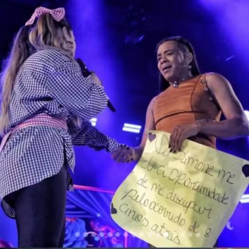 Fã que derrubou Simaria há 8 anos pede perdão e é chamada ao palco por Simone Mendes em Amargosa