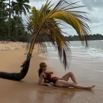 Fernanda Lima curte feriadão em praia da Bahia; veja fotos