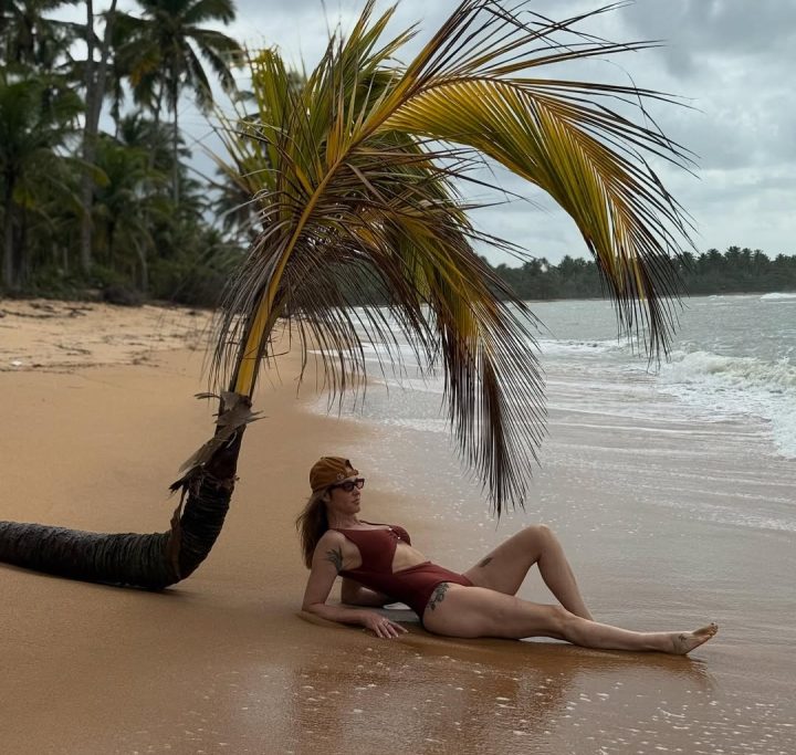 Fernanda Lima curte feriadão em praia da Bahia; veja fotos