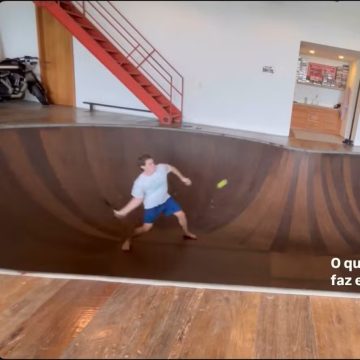 Filho de Murilo Benício brinca em pista de skate dentro da casa do pai, no Rio