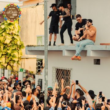 Donos da maior agenda de São João do país, Iguinho e Lulinha se apresentam em sacada de casa na Bahia