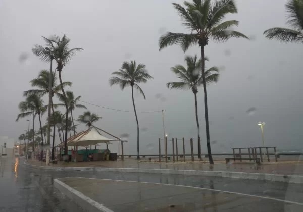 Frente fria chega ao litoral baiano com ventos de até 60 km/h; veja previsão