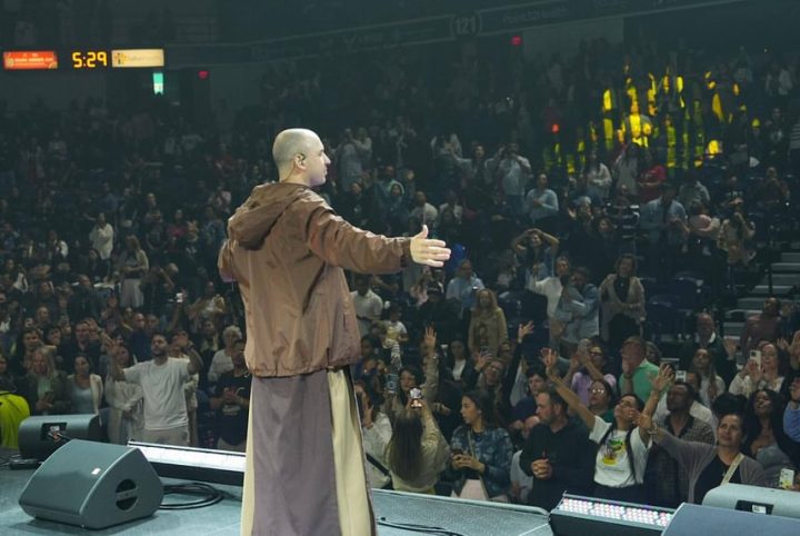 Frei Gilson reúne 10 mil fiéis em evento católico nos EUA