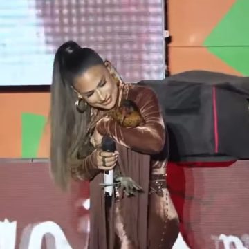 Simone Mendes ganha galinha de fã durante show em Campina Grande: ‘Jurema’
