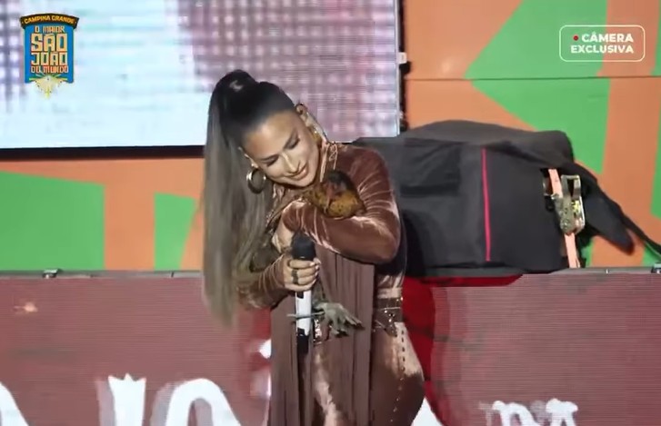 Simone Mendes ganha galinha de fã durante show em Campina Grande: ‘Jurema’