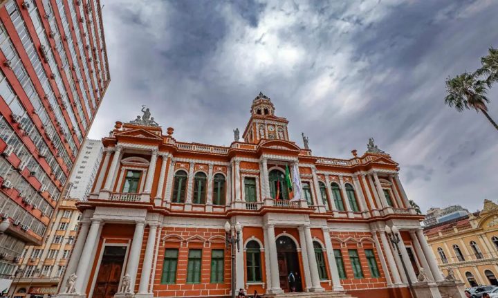 Nível do Rio Guaíba extrapola cota de inundação em Porto Alegre