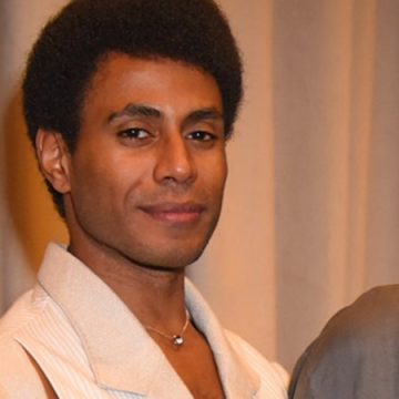 Ícaro Silva faz rara aparição com namorado em evento
