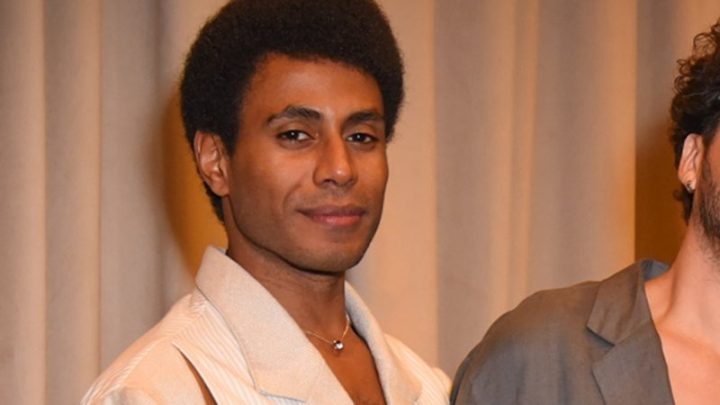 Ícaro Silva faz rara aparição com namorado em evento