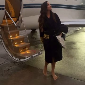 Ivete Sangalo desce descalça de jatinho e brinca em poças de chuva; assista