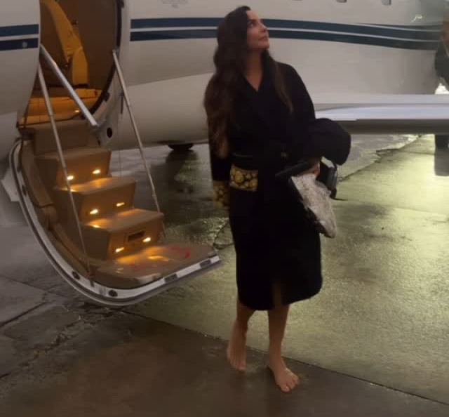 Ivete Sangalo desce descalça de jatinho e brinca em poças de chuva; assista
