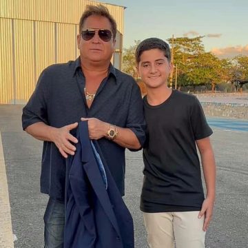 Vídeo: Fã mirim João Vitor vive momento emocionante ao cantar para o ídolo Leonardo em cidade na BA