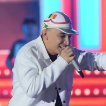 Tudo em casa: João Gomes avista professores em plateia de show em Petrolina