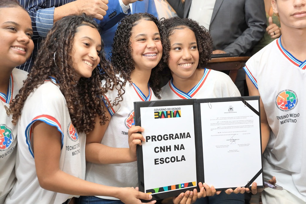Jovens e habilitados: os primeiros estudantes da rede pública a conquistarem CNH gratuita na Bahia