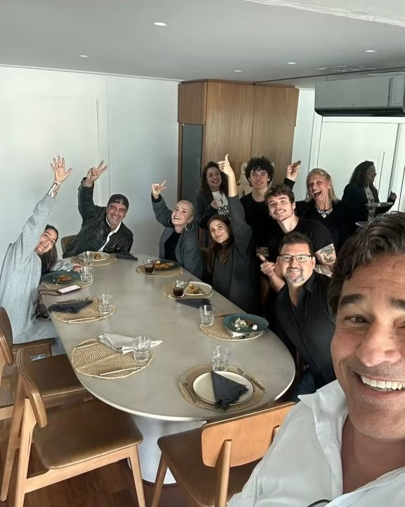 Luciano Szafir mostra almoço com Xuxa, Sasha, Junno e mais em celebração ao desfile da filha