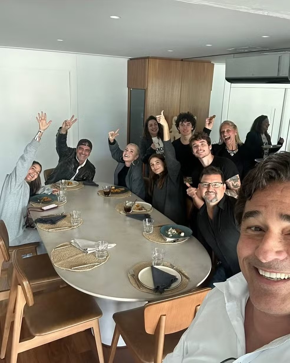 Luciano Szafir mostra almoço com Xuxa, Sasha, Junno e mais em celebração ao desfile da filha