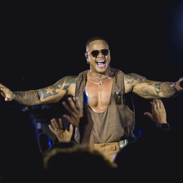 Léo Santana lança EP ‘LS no Posto’, projeto gravado em posto de gasolina