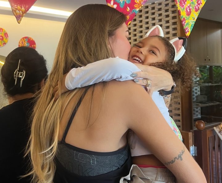 Lore Improta abre o coração sobre educar Liz: ‘Desafiador’