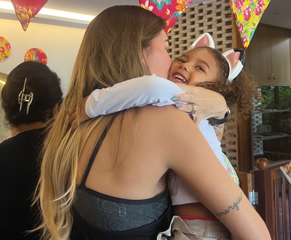 Lore Improta abre o coração sobre educar Liz: ‘Desafiador’