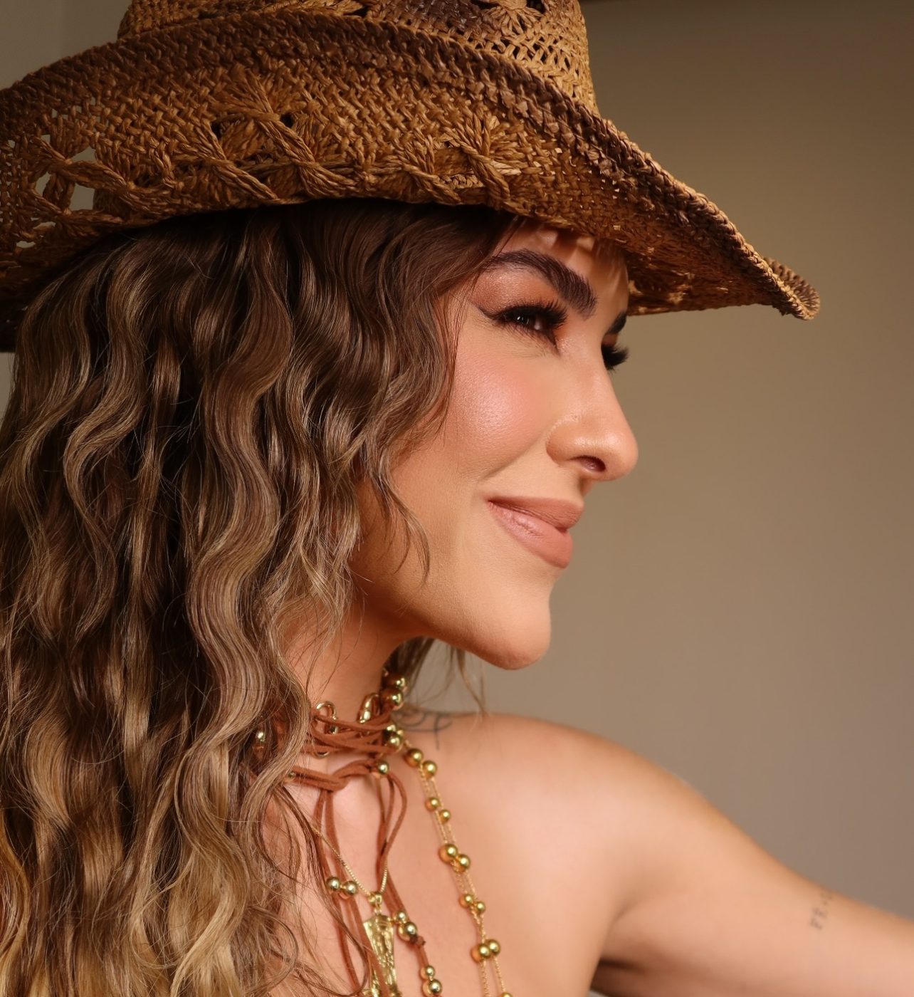 Em recuperação pós-cirurgia, Lore Improta se controla em show de Léo Santana: ‘Não posso meter dança’
